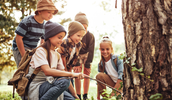 Groep leerlingen met een stok op zoek naar de natuur. - Oxtarn Natuur Excursie Groep leerlingen met een stok op zoek naar de natuur. - Oxtarn Natuur Excursie