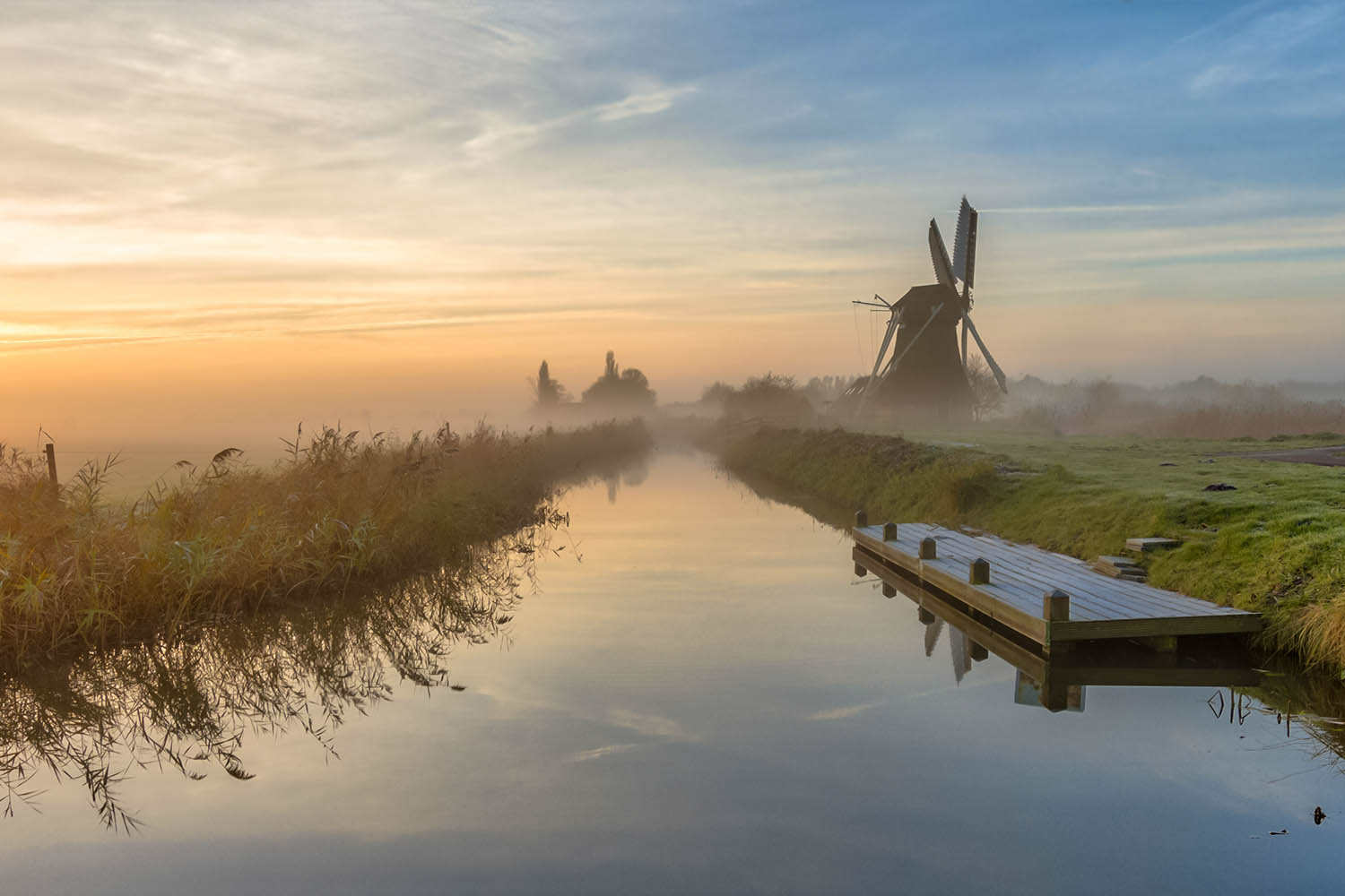 Avontuurlijke polder oever met stijger en windmolen klaar voor mooie wandel of kajak tochten. - Oxtarn Clinics & Adventures