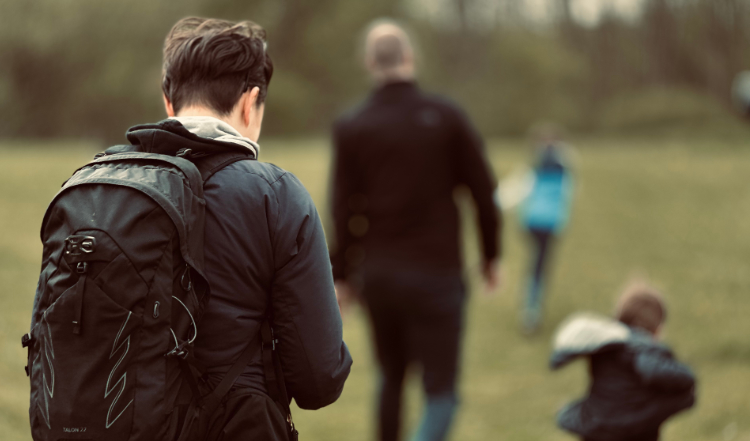 Man met kompas tijdes een sterloop en oriëntatie tocht. Man met kompas tijdes een sterloop en oriëntatie tocht. - Oxtarn Clinics & Adventures