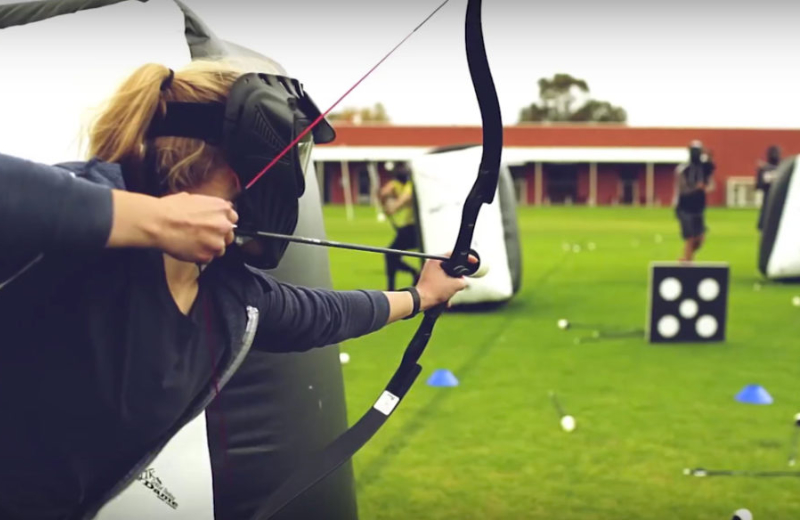 Vrouw richten met een handboog op een shooting range. Vrouw richten met een handboog op een shooting range. - Oxtarn Clinics & Adventures