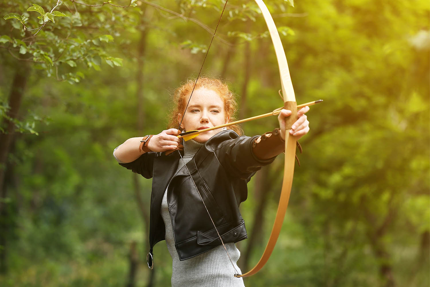 Vrouw in het bos aan het boogschieten met barebow. - Oxtarn Clinics & Adventures