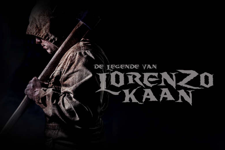 man in bebloede hoodie met bijl