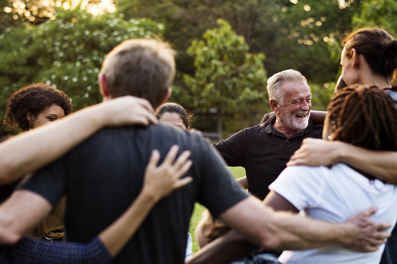Team building groep Een Teambuilding groep die blij om elkaar heen staan na een geslaagde activiteit door goede samennwerkig. - Oxtarn Clinics & Adventures