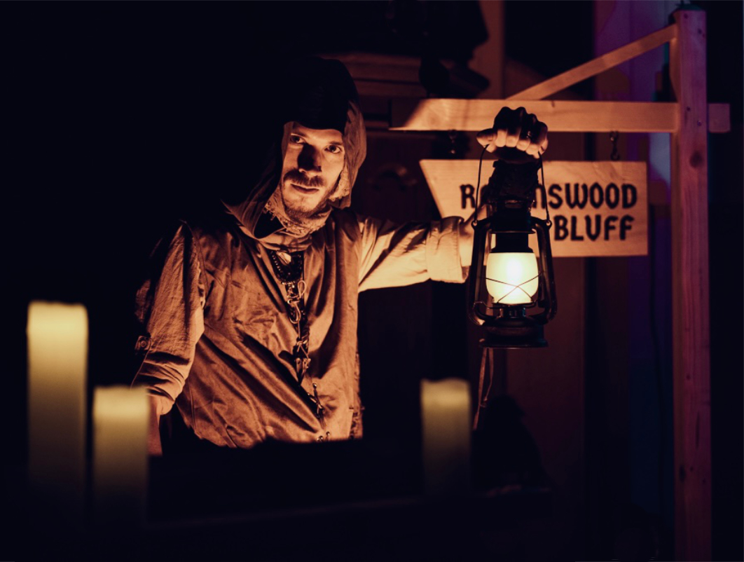 Isårn kijkend met een olielamp naar het script voor Blood on the Clocktower. - Oxtarn Clinics & Adventures