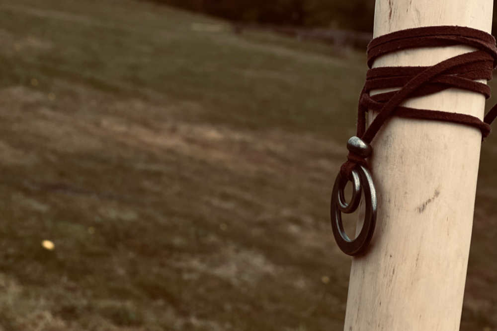 Wandelstok met het Krúnskald icoon. Wandelstok met het Krúnskald icoon. - Oxtarn Clinics & Adventures